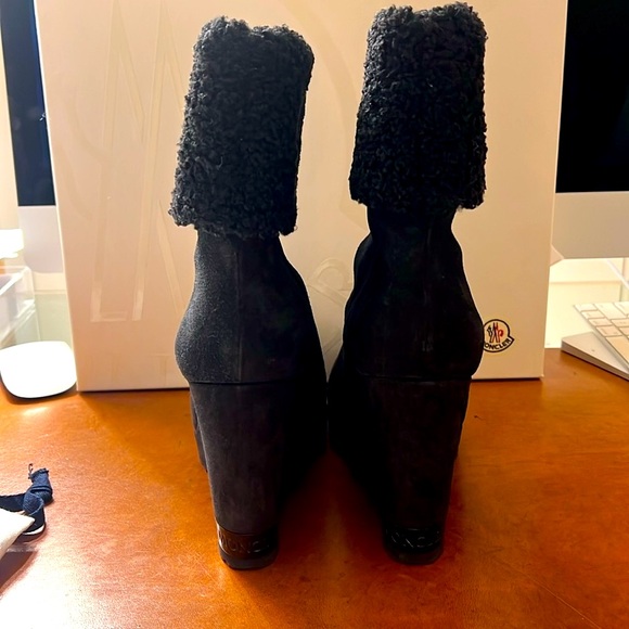 Moncler w short wedge boot size 40.5.
Worn twice. In amazing shape - Picture 5 of 13